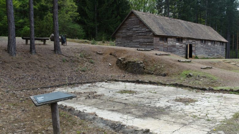 Rekonstruált barakk a Recski Nemzeti Emlékparkban, Recsk közelében Fotó: MTI