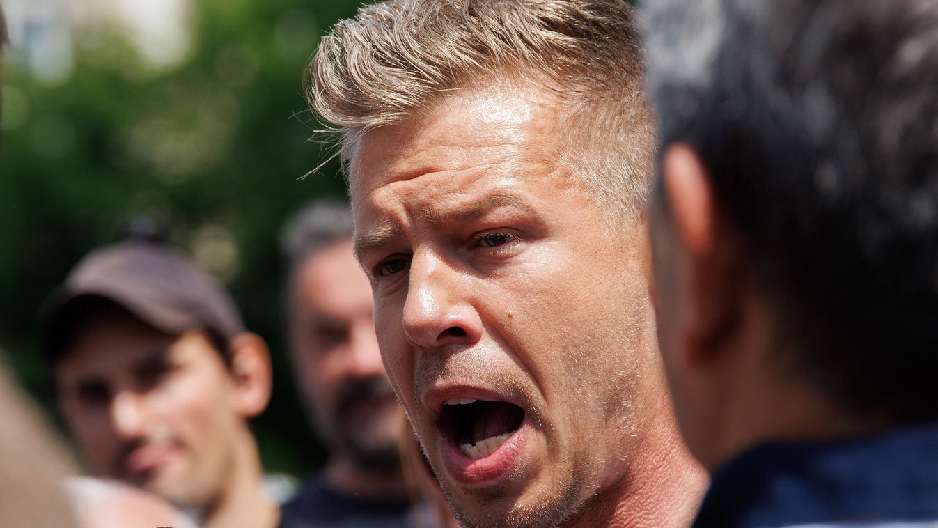 Kit fenyegetsz, te félkegyelmű? Kit fenyegetsz, te félkegyelmű?