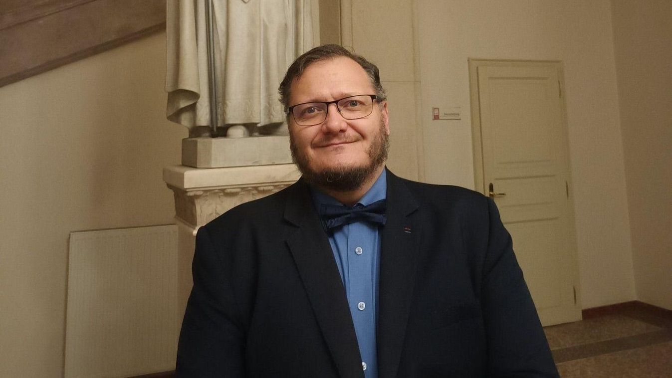 Bayer Zsolt: Amikor Hegedüs hadnagy árulót kiált