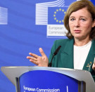 Jourová nem harapja meg a kenyéradó gazda kezét 