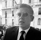 Bayer Zsolt: Az egypálcikás kicsi dildó