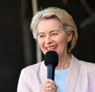 Ursula von der Leyent kifütyülték + videó