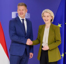 Tisztelgő póz és gazsulálás: Magyar Péter „nulladik” látogatása Brüsszelben  