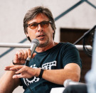 Hont András Magyar Péter orrára koppintott Hont András Magyar Péter orrára koppintott
