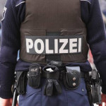 Felvételen, ahogyan német rendőrökre támadnak a migránsok