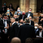 Krumplival és maszk nélkül támadt Jakab a miniszterelnökre