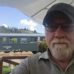 Vágó István kancsalul, festett egekbe néz