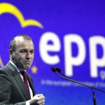 Manfred Weber Orbán mellé állt