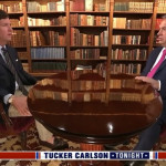Carlson igazít a tükrön 