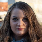 Feltűnően máshol járt: a haját szagolgatta a momentumos politikus a parlamentben + videó