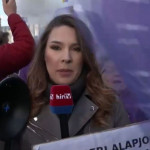 Vérlázító! Élő adásban tépték ki a HírTV riporterének kezéből a mikrofont a pride-párti tüntetésen