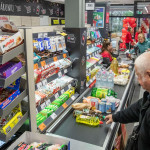 Miért vagyok udvarias a bunkó pénztárossal?