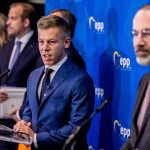 Bayer Zsolt: Kik sütögetik a háborús pecsenyét?