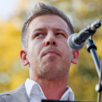 A zsarolt, sakkban tartott ember nem biztonságos