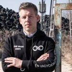 Az ember, aki folyton hirdeti a nevét Az ember, aki folyton hirdeti a nevét