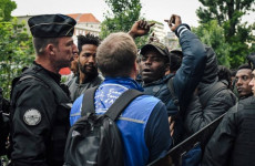Ingyenlakásokat és nyelvórákat kapnak a migránsok Franciaországban