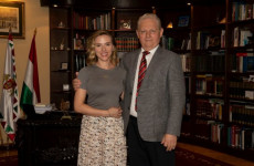 Az ellenzék Scarlett Johanssonnal kampányol