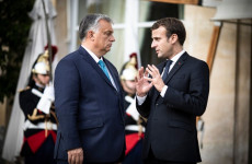 Macron már nem harcol Orbánnal