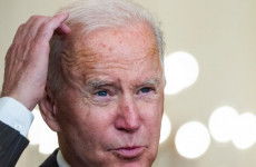 Történelmi mélyrepülésben Joe Biden népszerűsége 