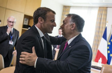 Macron bókolt Orbánnak