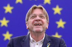 Verhofstadt bort iszik és vizet prédikál 