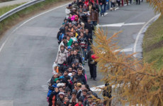 Karavánt szerveznek, tömegesen törnének be a migránsok az EU-ba