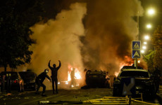 Elszabadult a pokol Franciaországban, videókon a tüntetők rombolása