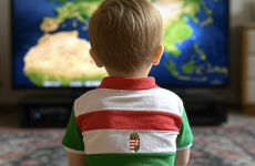 A kisfiamnak is joga van látni az igazi Európát