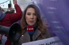 Vérlázító! Élő adásban tépték ki a HírTV riporterének kezéből a mikrofont a pride-párti tüntetésen