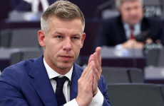 Állva tapsolta meg Orbán Viktort Magyar Péter