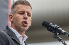 Fénnyel eteti a szektát