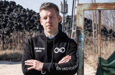 Az ember, aki folyton hirdeti a nevét