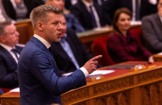 Egy ember állíthatta volna le Magyar Péter parlamenti produkcióját, de ő mással volt elfoglalva