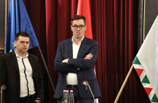 Megint jönnek, nyavalyognak Megint jönnek, nyavalyognak