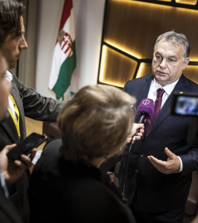 Orbán testével védte a demokráciát