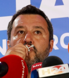 Salvini nem enged Salvini nem enged