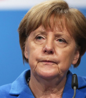 merkel-aggodik-120349.jpg