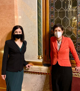 Cseh Katalin már megint a Parlamentben kotnyeleskedik