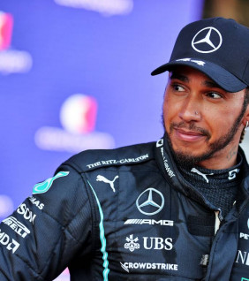 Hamilton perfekt magyar és térdepel
