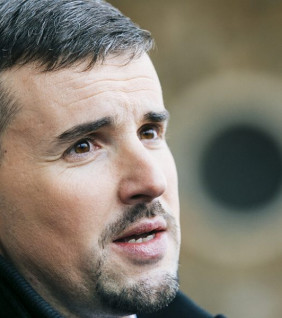 Jakab büszkén lépdel a Csillagbörtön előtt