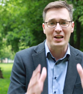 Nyolc órás főpolgármester: aláírok, jövök-megyek 