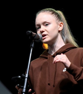 Lebukott Lili a kétszínű: pár éve még Putyint lájkolgatta