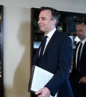 Őexc. David számlázik 