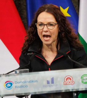 Nincs új a dolláros nap alatt, most éppen áldozati pózba vágta magát az ellenzék