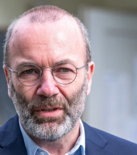 Manfred Weber szintet lépett a magyargyűlöletben