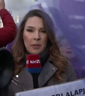 Vérlázító! Élő adásban tépték ki a HírTV riporterének kezéből a mikrofont a pride-párti tüntetésen