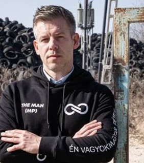 Az ember, aki folyton hirdeti a nevét