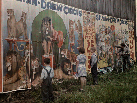 Fotó: Gyerekek a Sylvan Drew Circus plakátok előtt, 1931. Photograph by Jacob J. Gayer, National Geographic Creative