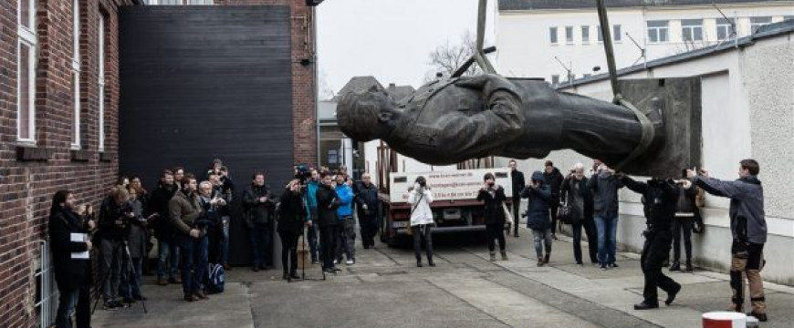 Lovas István: Berlinben öt méter magas Sztálin-szobrot lepleznek le 