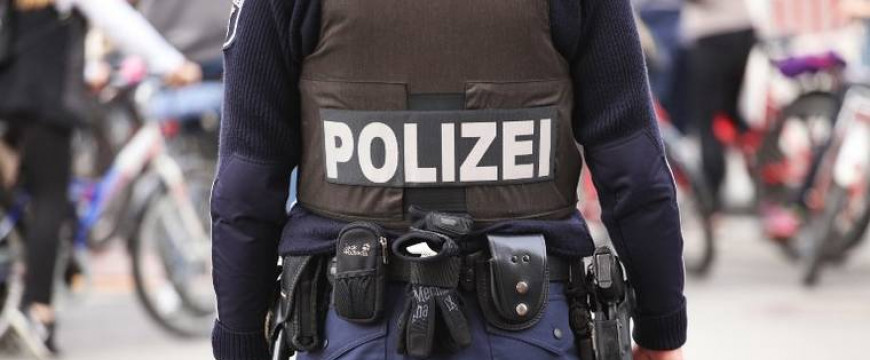 Felvételen, ahogyan német rendőrökre támadnak a migránsok
